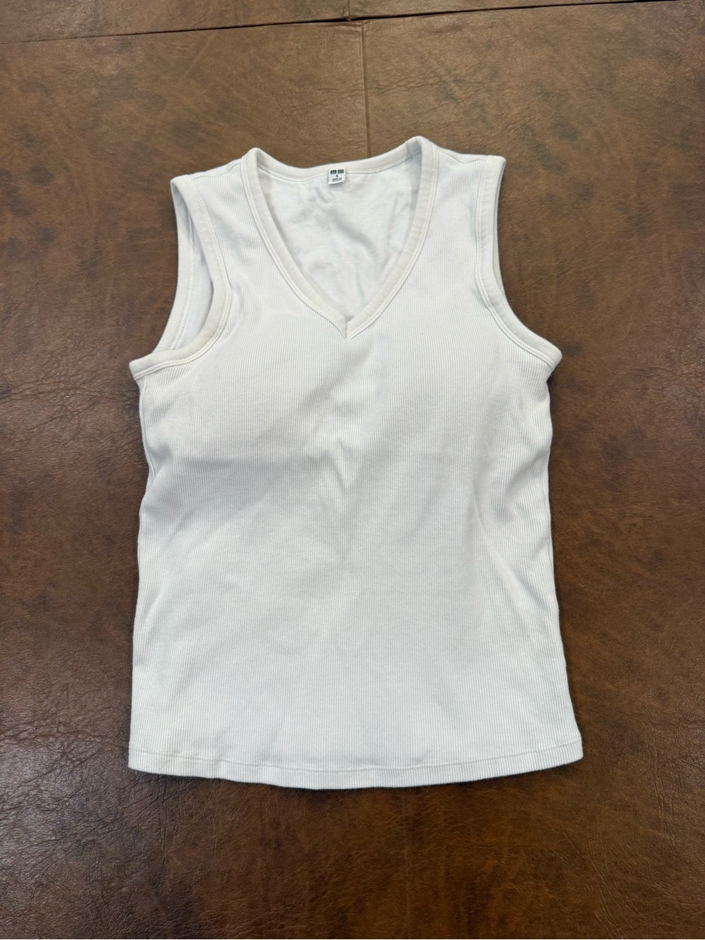 Uniqlo White Ribbed V-Neck Tank Top with Built-In Bra โ Size S
